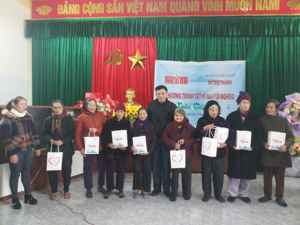 Tạp chí Người Xây dựng phối hợp trao quà Tết cho người nghèo tại Nghệ An